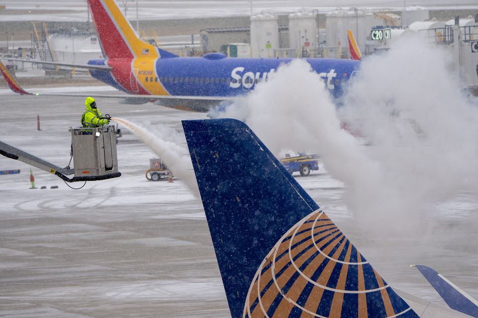 Tuyết phủ tại sân bay quốc tế General Mitchell ở Milwaukee, Wisconsin (Mỹ) ngày 22-12. Ảnh: Reuters