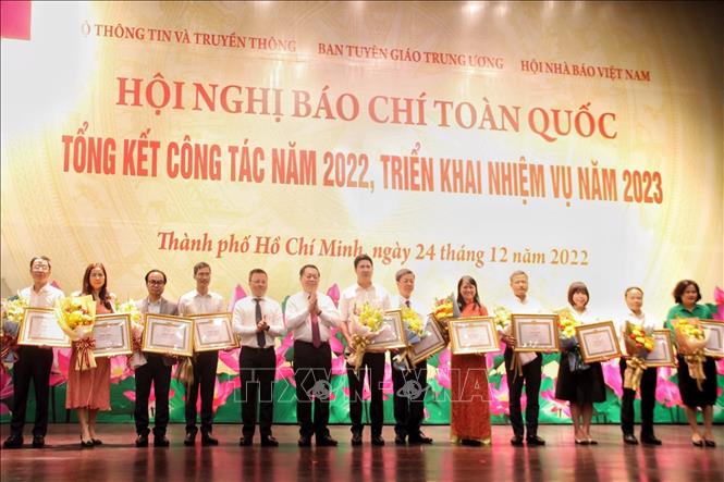 Trưởng Ban Tuyên giáo Trung ương Nguyễn Trọng Nghĩa và Chủ tịch Hội Nhà báo Việt Nam Lê Quốc Minh trao bằng khen cho các tập thể có thành tích xuất sắc trong công tác báo chí năm 2022. Ảnh: Thu Hương/TTXVN