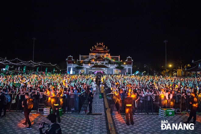 The musical festival attracted a large number of young people.