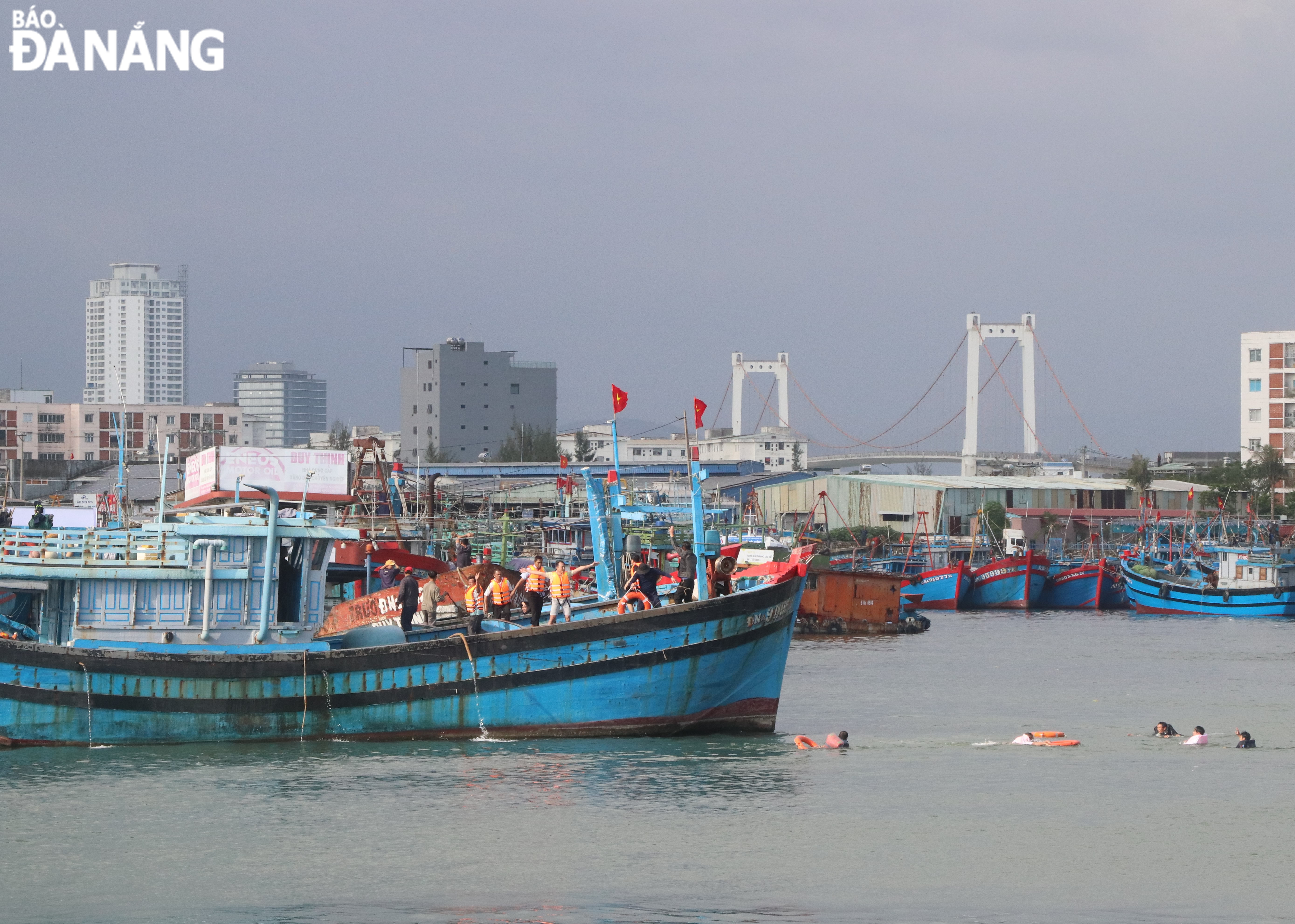 After the collision, crewmembers and fishermen on the oil tanker in distress quickly jumped into the sea to wait for the authorities to come to the rescue. Photo: LE HUNG