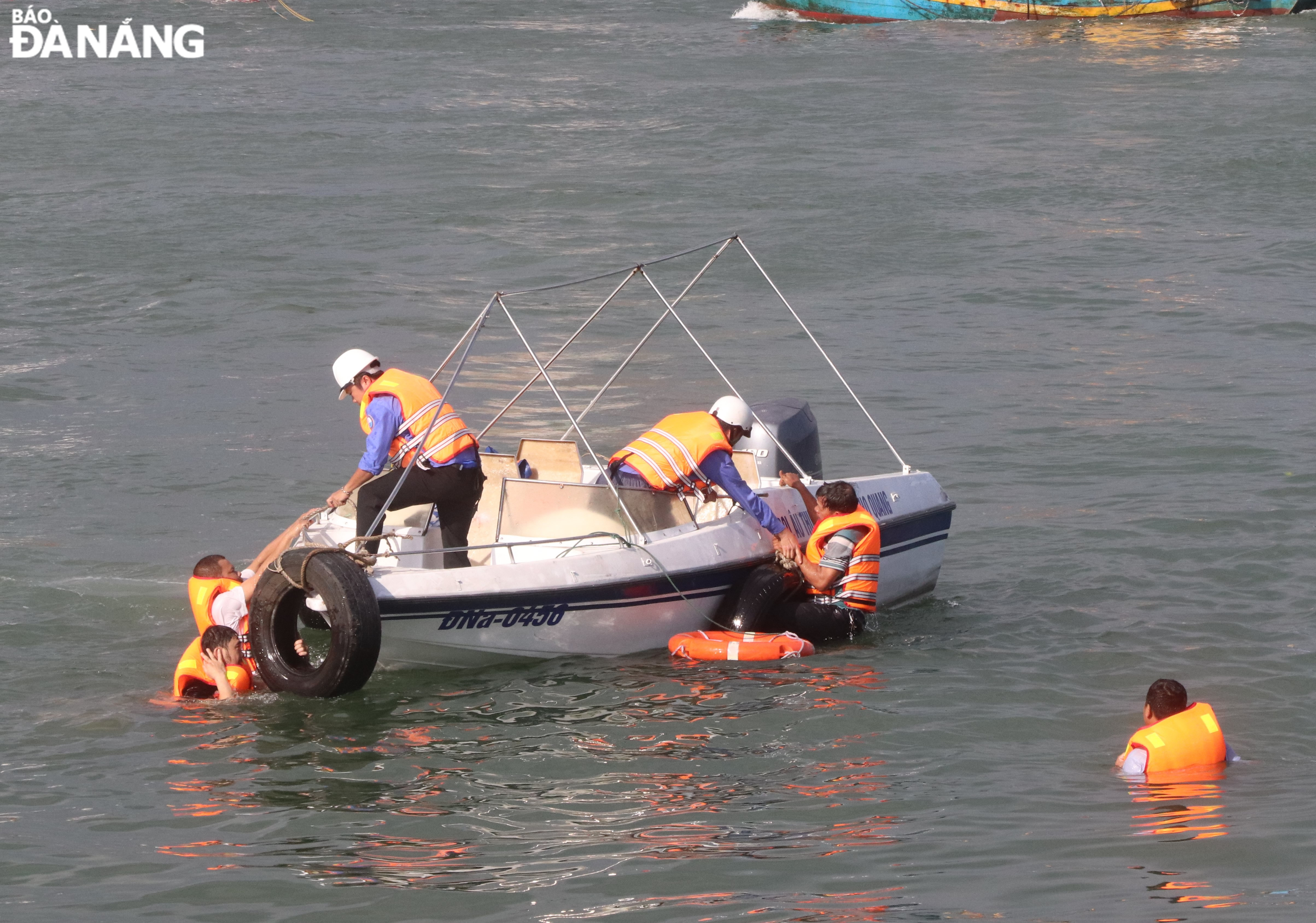 The Management Board of the Tho Quang Fishing Port and Wharf quickly used canoes to rescue those in distress. Photo: LE HUNG