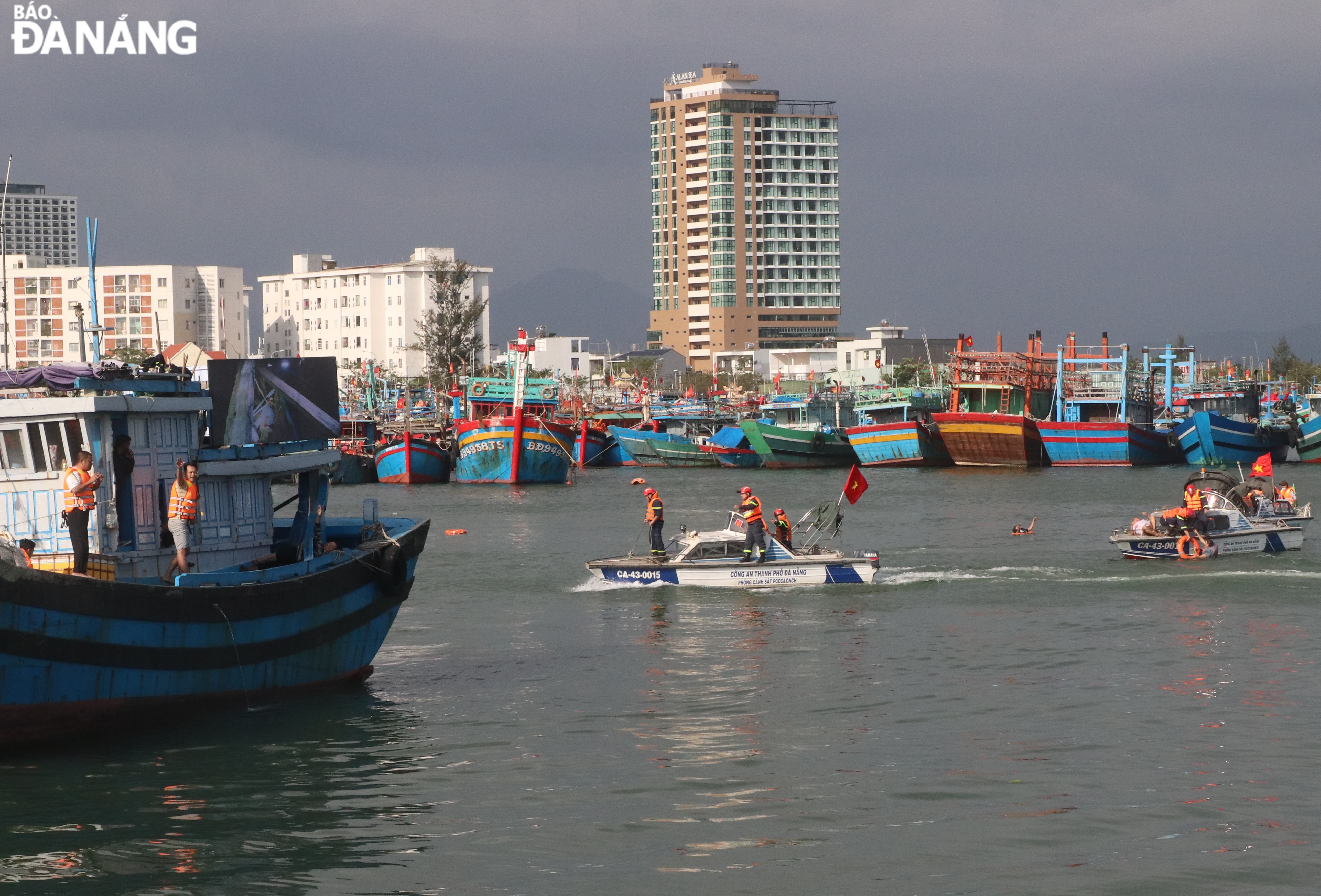 The rescue forces approached the ship in distress to rescue trapped people. Photo: LE HUNG