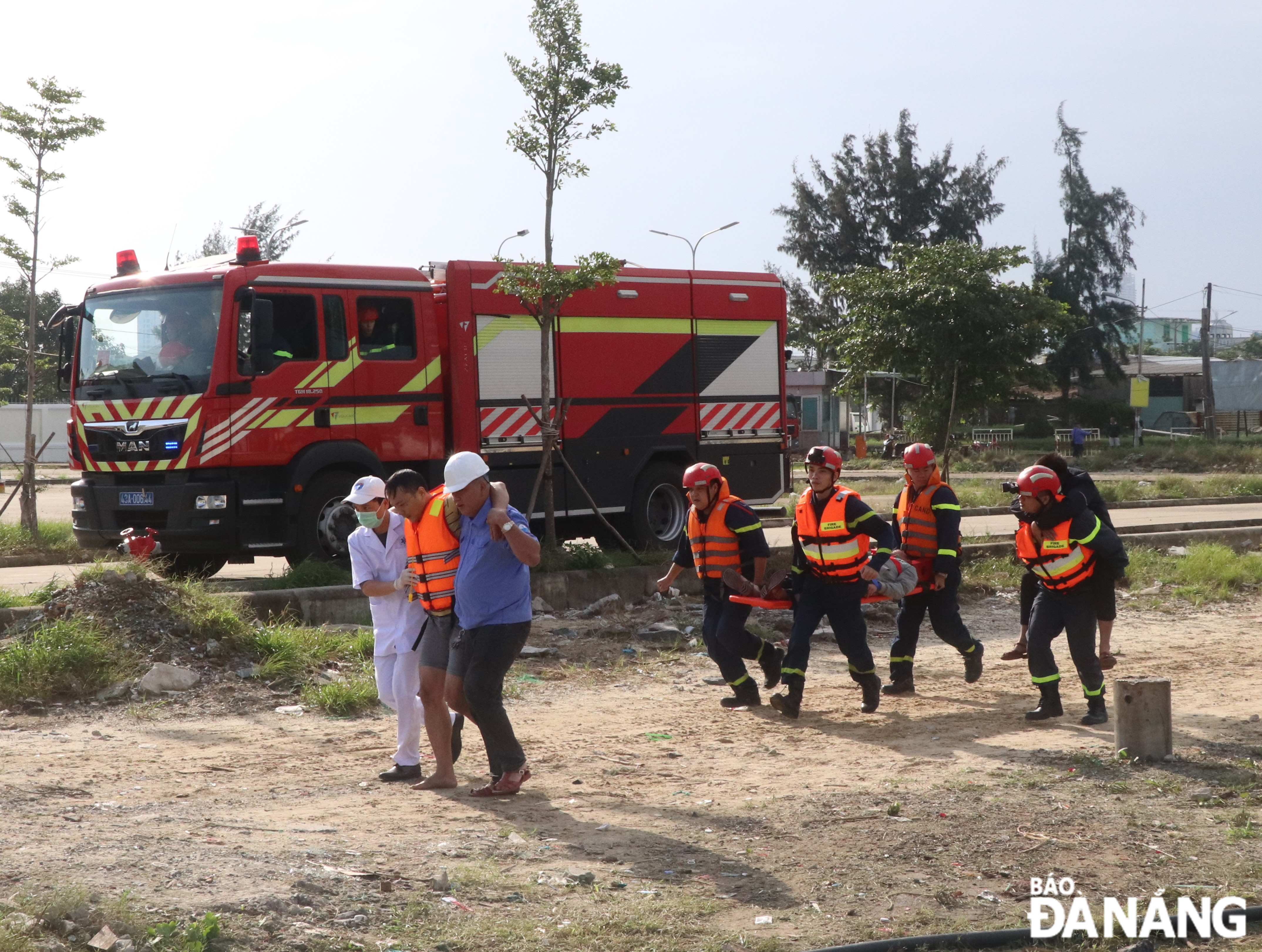 The rescue forces brought those in distress to shore. Photo: LE HUNG