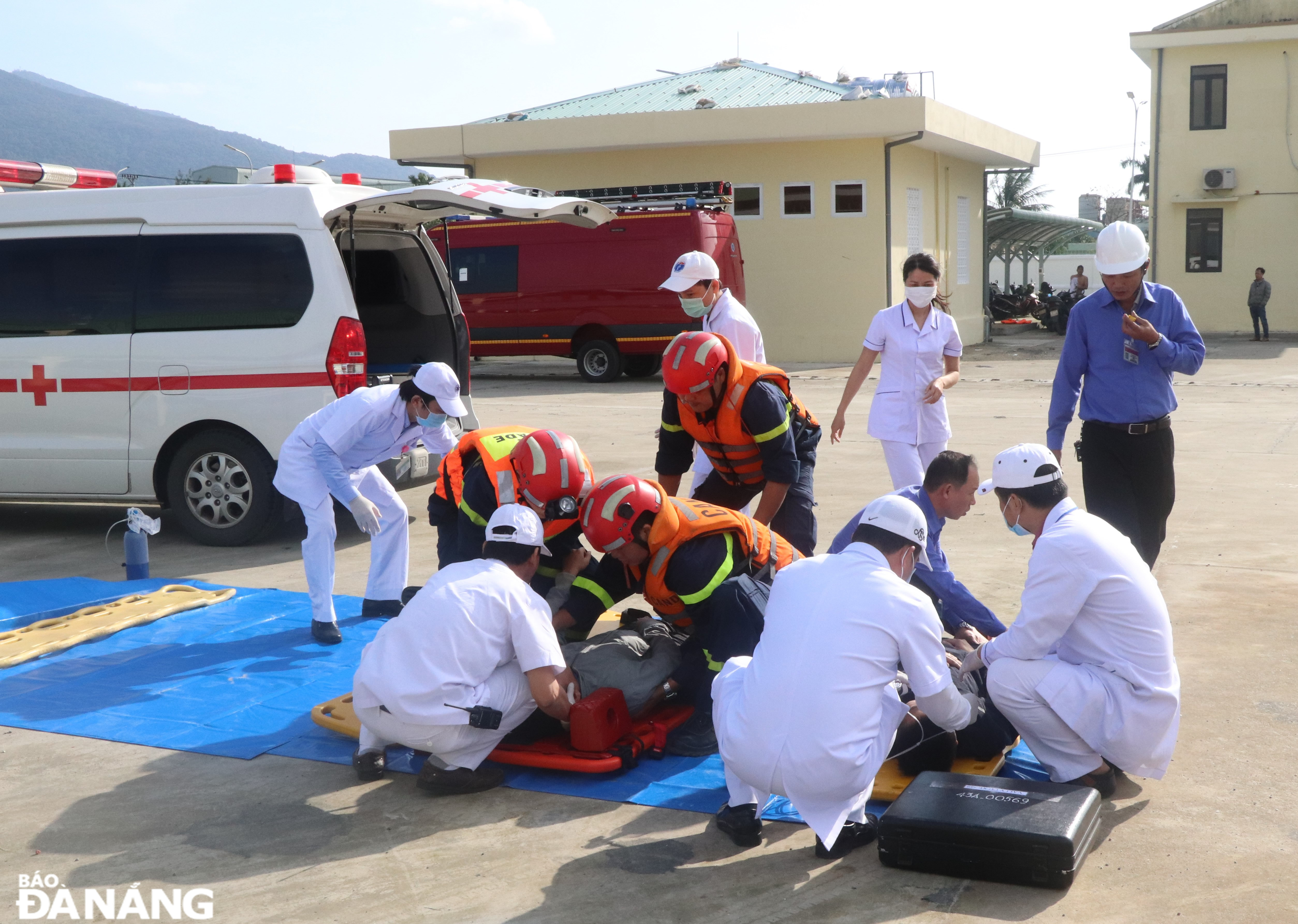 The medical team gave first aid to the victims before taking them to the hospital for monitoring their health. Photo: LE HUNG