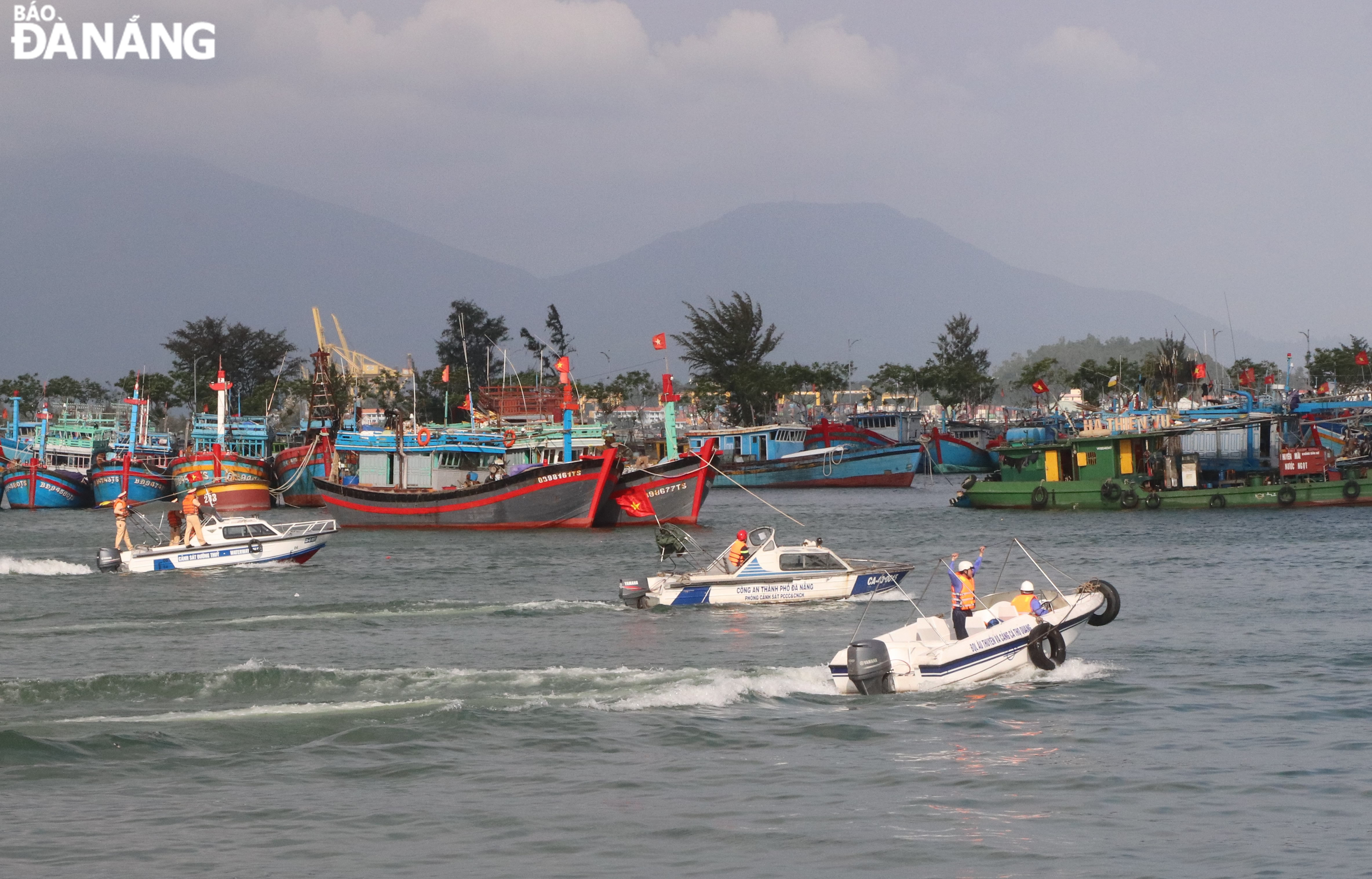 At the same time, the functional forces continued to search for the victims still at sea. Photo: LE HUNG