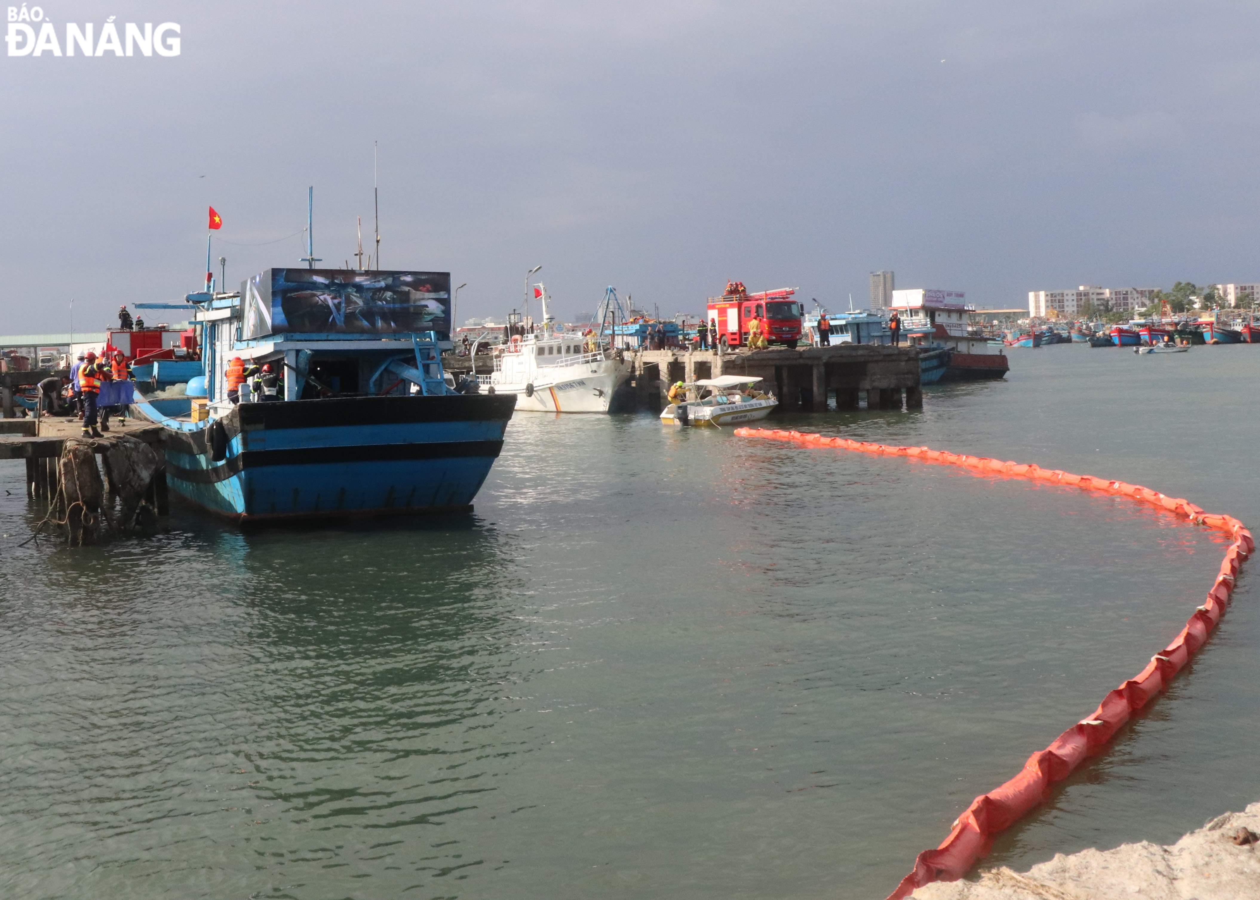 Buoys were installed around the area of ​​the ship in distress to prevent oil spills. Photo: LE HUNG