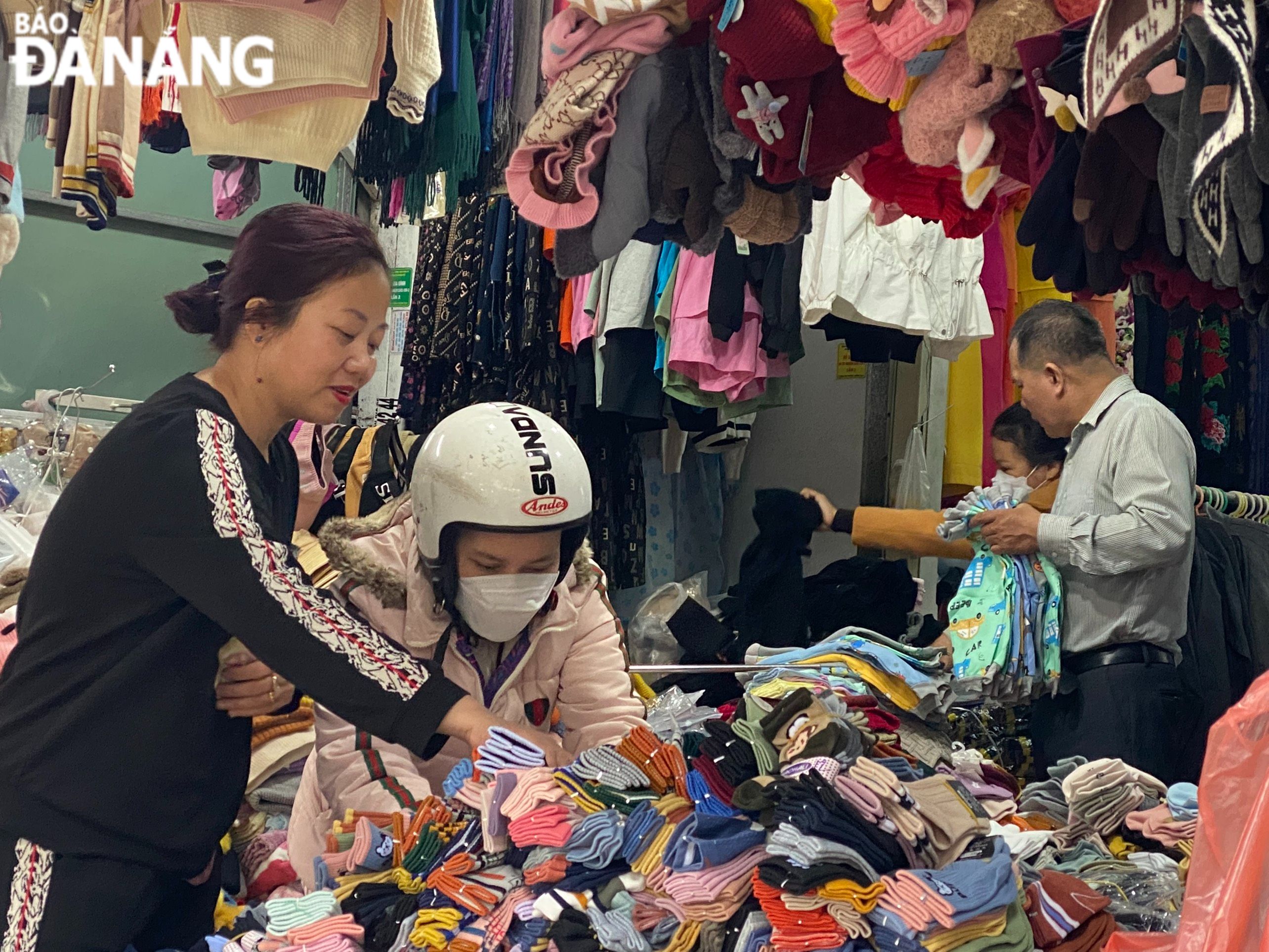 Customers are choosing winter products at Hoa Khanh Market, Hoa Khanh Bac Ward, Lien Chieu District