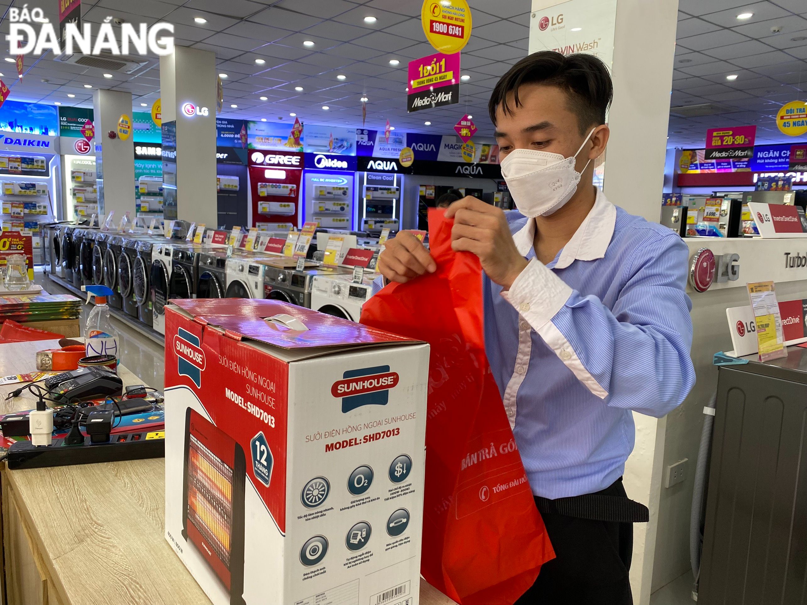 Employees pack packages to deliver to customers at MediaMart electronics supermarket on Ton Duc Thang street (Hoa An ward, Cam Le district).