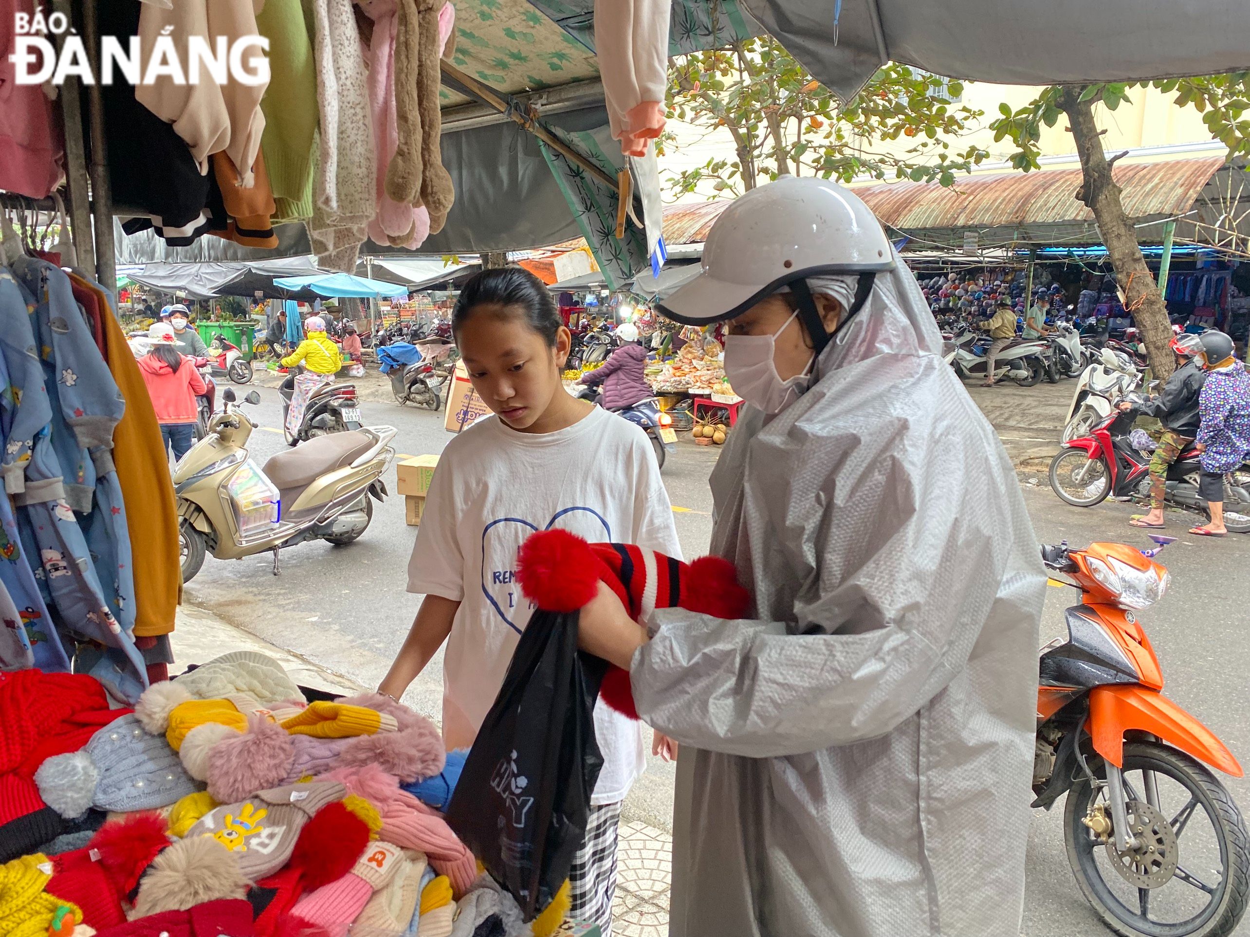 Products such as socks, woolen hats, scarves... are also chosen by customers a lot. In the photo: Customers are choosing the products they like at Hoa Khanh market (Hoa Khanh Bac ward, Lien Chieu district).