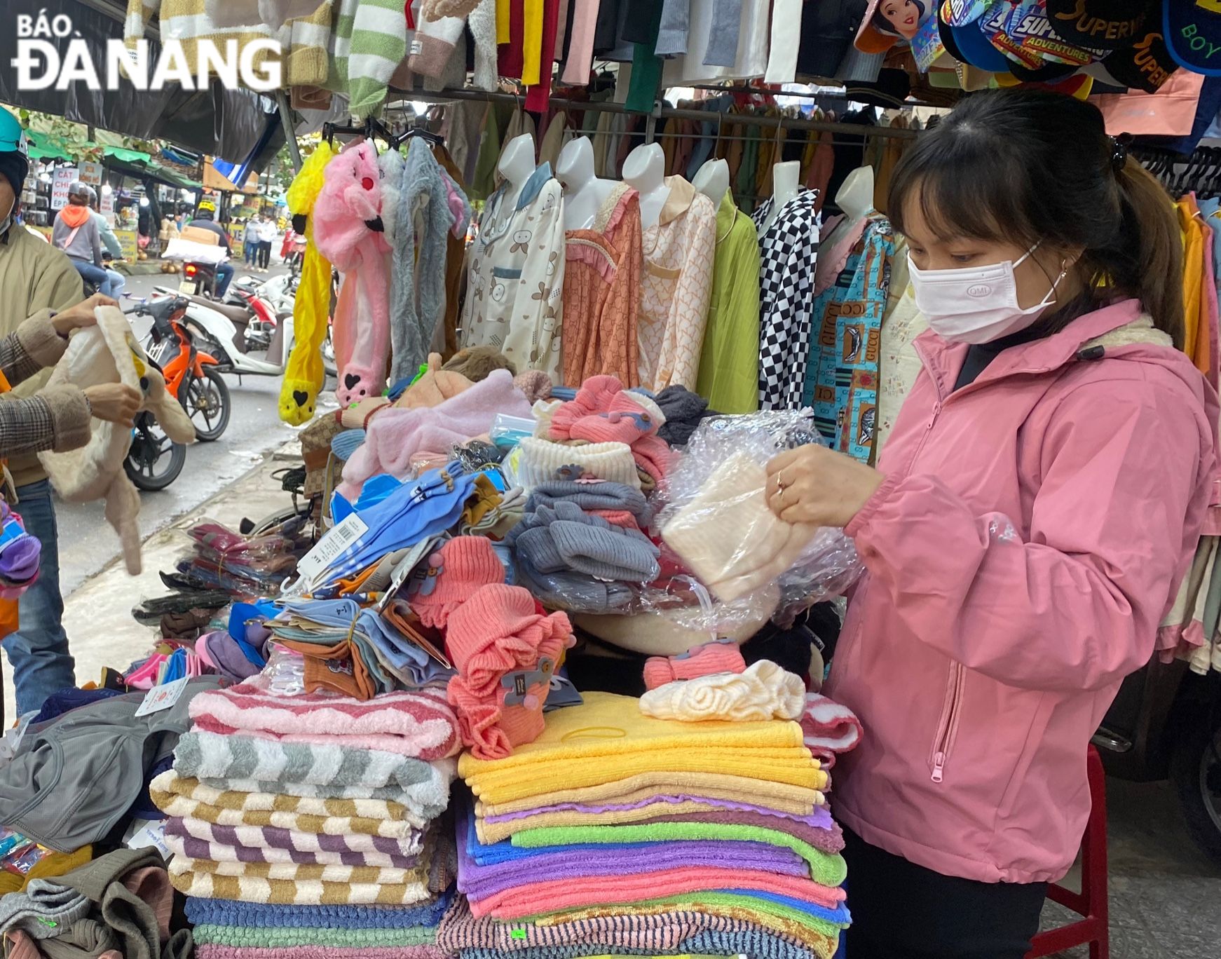 Stores have to constantly add items for this year's winter market. In the photo: A winter stall at Hoa Khanh market (Hoa Khanh Bac ward, Lien Chieu district).