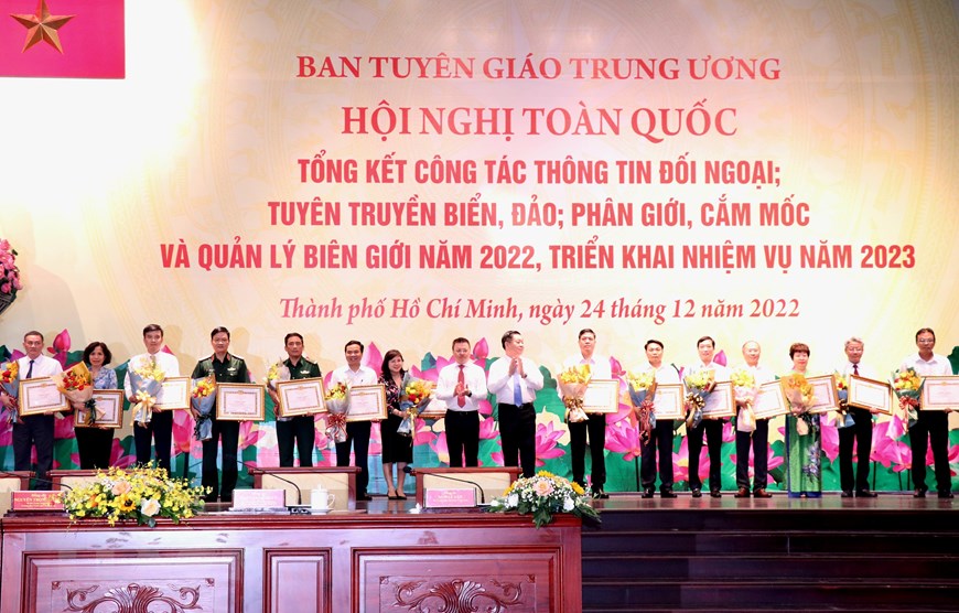 Các đơn vị có thành tích xuất sắc nhận bằng khen của Ban Tuyên giáo Trung ương. (Ảnh: Xuân Khu/TTXVN)