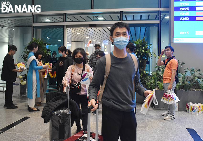 Những vị khách trên chuyến bay đầu tiên của hãng hàng không Tigerair Taiwan từ Đài Loan (Trung Quốc) đến Đà Nẵng. Ảnh: THU HÀ