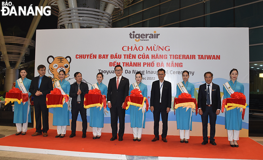 Đại diện Sở Du lịch Đà Nẵng, cảng hàng không quốc tế Đà Nẵng, Hãng hàng không Tigerair Taiwan cắt băng khai trương đường bay mới. Ảnh: THU HÀ