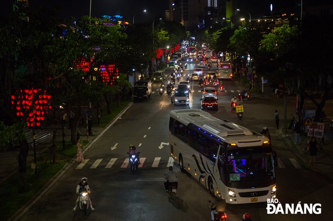 Tấp nập người dân đi chơi Giáng sinh trên tuyến đường Trần Hưng Đạo (quận Sơn Trà)..