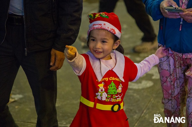 A girl showed her happiness at being taken to the Da Nang Cathedral on Christmas Eve