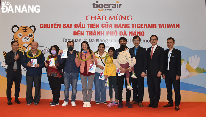 Passengers on the first flight to Da Nang from Taiwan were warmly welcomed at Da Nang International Airport. Photo: THU HA
