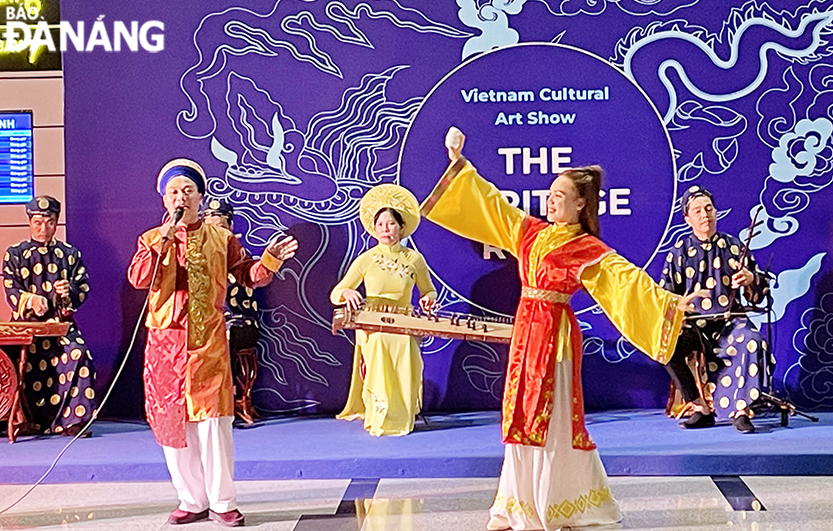 Traditional Vietnamese arts performances help domestic and foreign visitors better understand about Vietnamese culture. Photo: THU HA