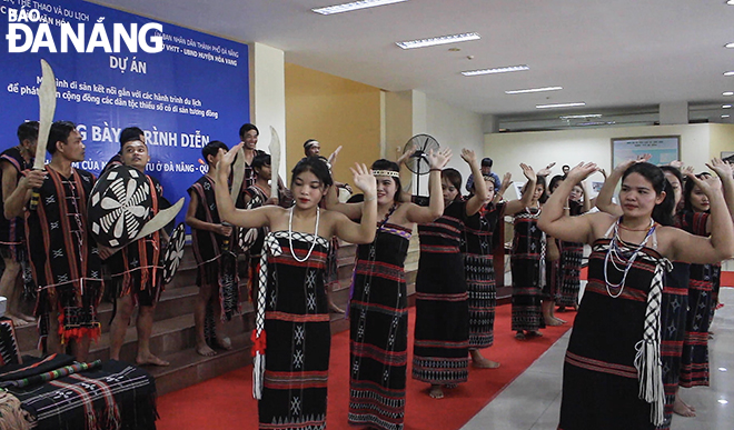 A Tung tung ya yá performence by the Co Tu ethnic people