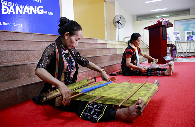 The Co Tu people perform on-site brocade weaving