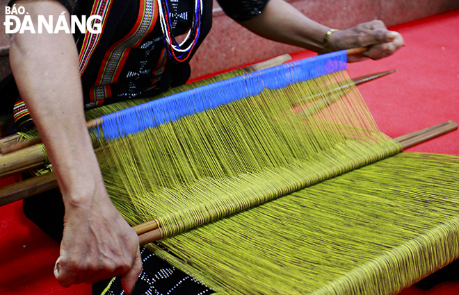 The Co Tu ethnic minority people preserve valuable traditional cultural elements in a relatively intact way, including brocade weaving and costumes.