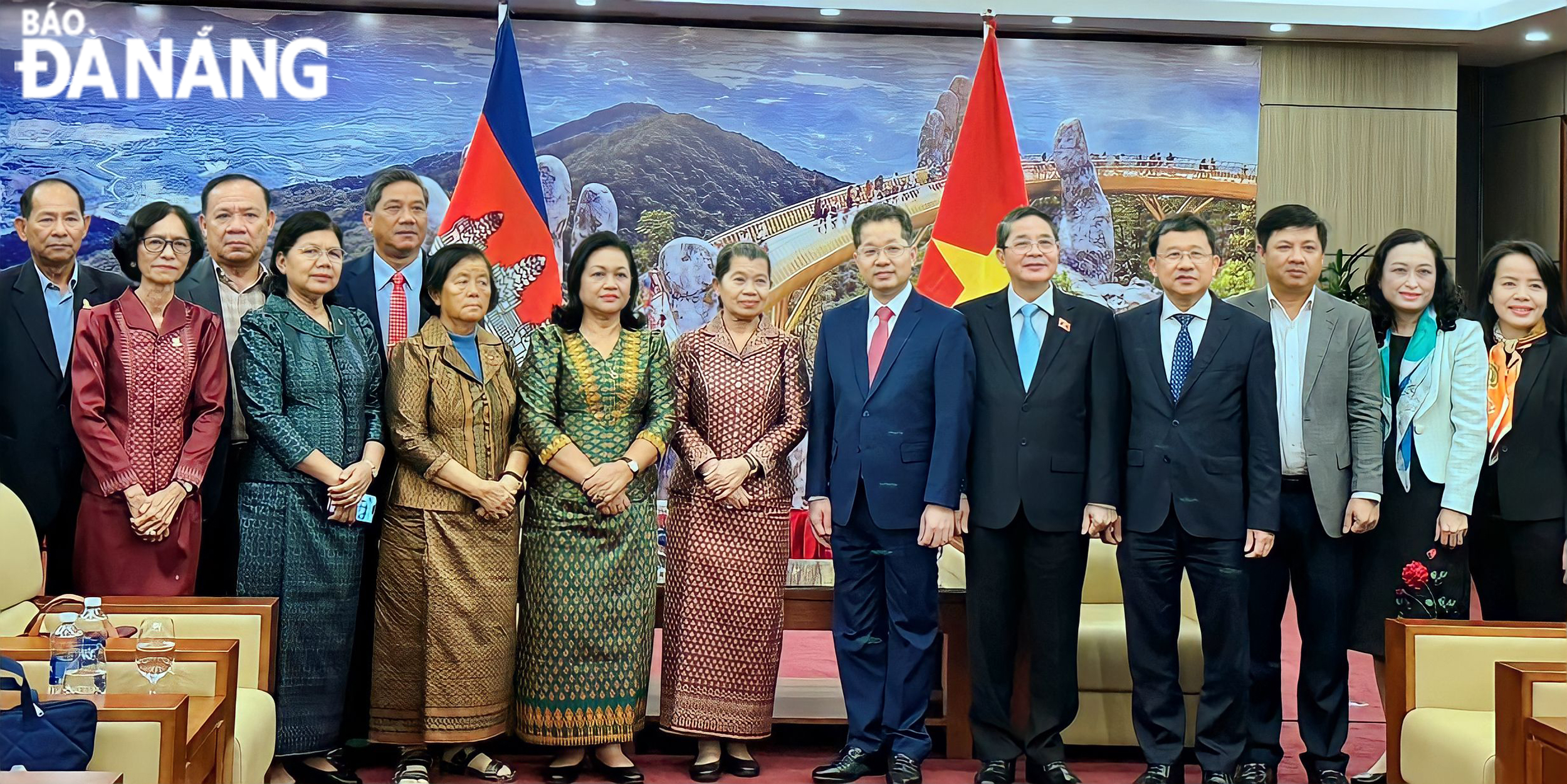 Đoàn đại biểu Quốc hội Việt Nam cùng lãnh đạo thành phố Đà Nẵng chụp ảnh lưu niệm cùng lãnh đạo Quốc hội Campuchia. Ảnh PV