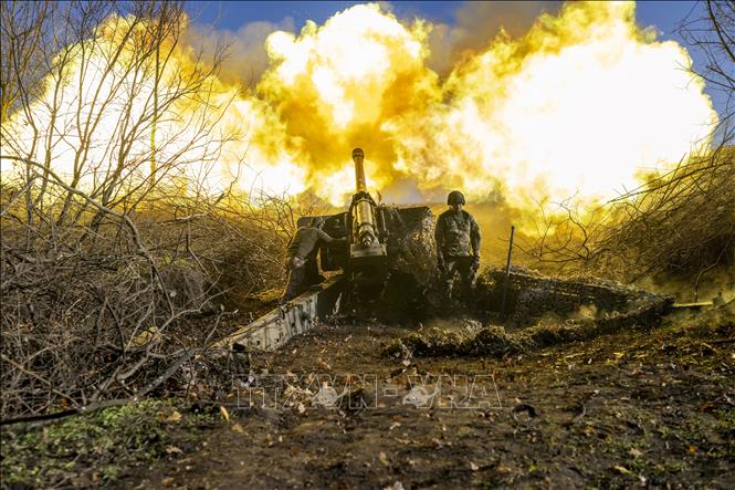 Binh sĩ Ukraine nã đạn pháo nhằm vào các mục tiêu của Nga ở ngoại ô Bakhmut, ngày 8/11/2022. AFP/TTXVN