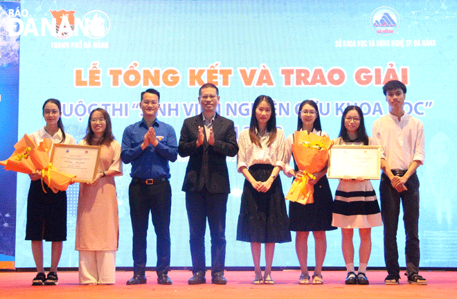 Hai nhóm sinh viên được trao giải Nhất tại lễ tổng kết và trao giải cuộc thi “Sinh viên nghiên cứu khoa học thành phố Đà Nẵng” năm 2022 vào đầu tháng 12. Ảnh: LÊ VƯƠNG	