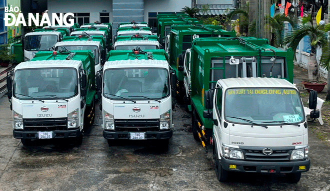 14 xe ép rác cỡ nhỏ thế hệ mới được Công ty CP Môi trường đô thị Đà Nẵng mua về vào đầu tháng 12-2022 đang chuẩn bị đưa vào phục vụ cơ giới hóa thu gom rác tại quận Hải Châu và một số địa phương trong thời gian đến. Ảnh: PHƯƠNG VŨ