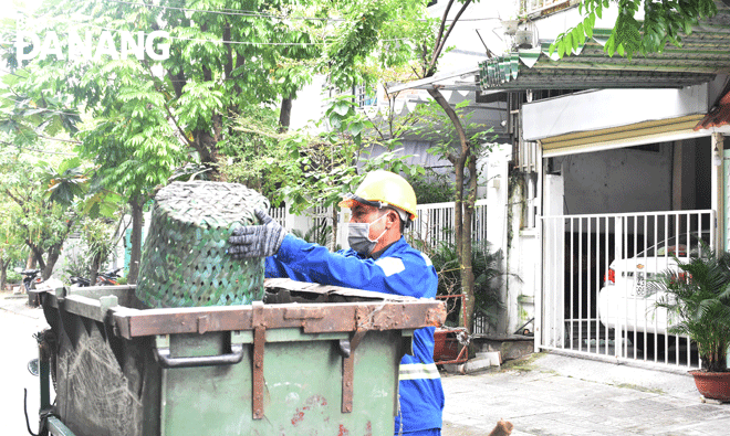 Mỗi ngày, anh Huỳnh Nhân đều cần mẫn lao động để làm sạch môi trường. Ảnh: HÀ KHUÊ