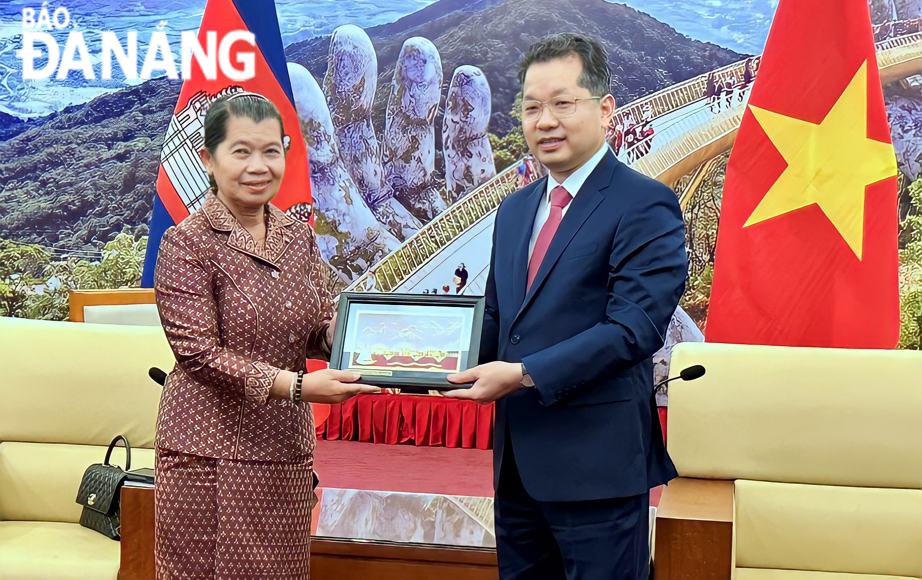 Da Nang Party Committee Secretary Nguyen Van Quang (right) presenting a souvenir to Cambodian Deputy Prime Minister Men Sam An