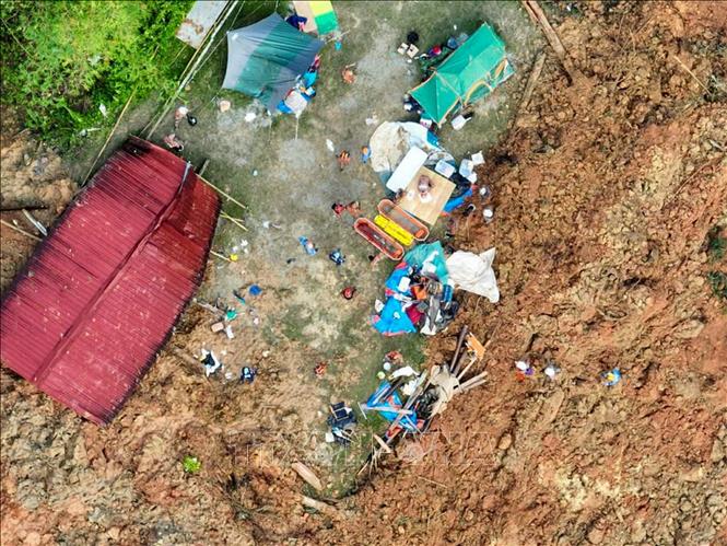 Nhân viên cứu hộ làm nhiệm vụ tại hiện trường vụ lở đất ở Batang Kali, bang Selangor, Malaysia, ngày 16/12/2022. Ảnh: THX/TTXVN