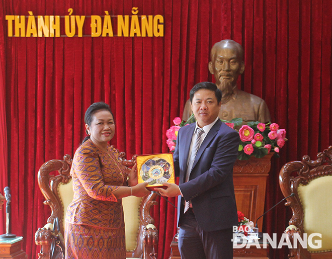 Deputy Secretary Luong Nguyen Minh Triet (right) presenting a souvenir to Senator Mean Som An. Photo: X.HAU