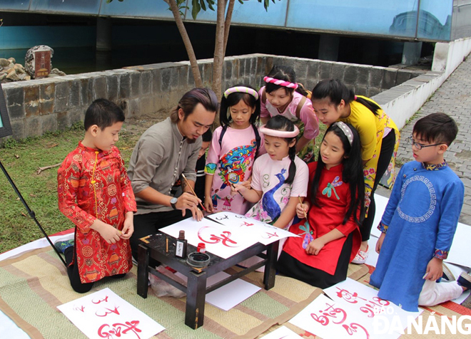 Pupils participate in the Tet market at the Museum of Da Nang. Photo: NGOC HA