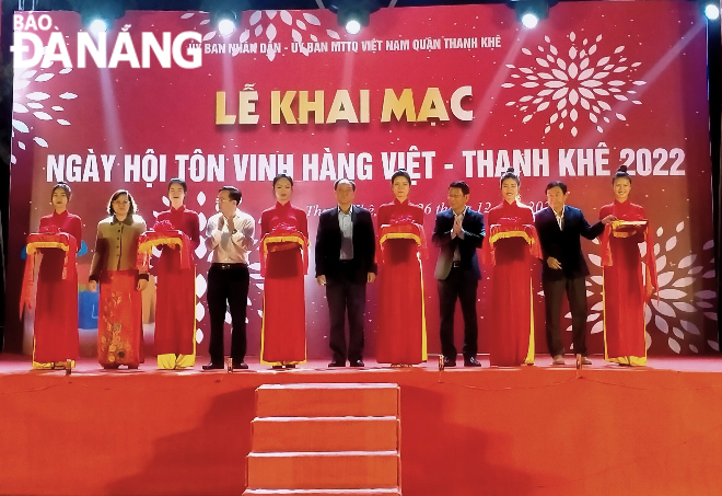 Ban tổ chức cắt băng khai mạc ngày hội tôn vinh hàng Việt - Thanh Khê năm 2022. Ảnh: N.Q