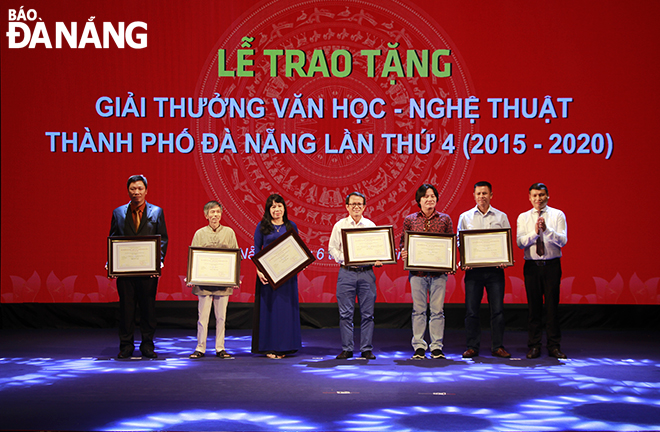 Giải thưởng Văn học - Nghệ thuật sẽ có tối đa 10 giải A, 20 giải B, 30 giải C và 30 giải Khuyến khích. Trong ảnh: Phó Chủ tịch Thường trực UBND thành phố Hồ Kỳ Minh trao giải A văn học - nghệ thuật (2015-2022) cho các tác giả có tác phẩm xuất sắc. Ảnh: XUÂN DŨNG