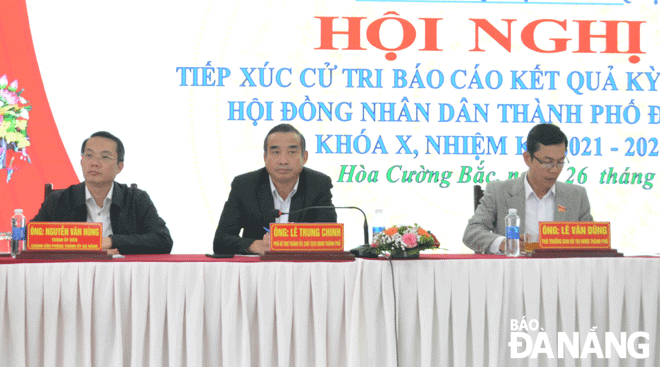 Chủ tịch UBND thành phố Lê Trung Chinh (giữa) tiếp xúc cử tri các phường: Hòa Thuận Tây, Hòa Cường Nam, Hòa Cường Bắc (quận Hải Châu). Ảnh: X.HẬU	