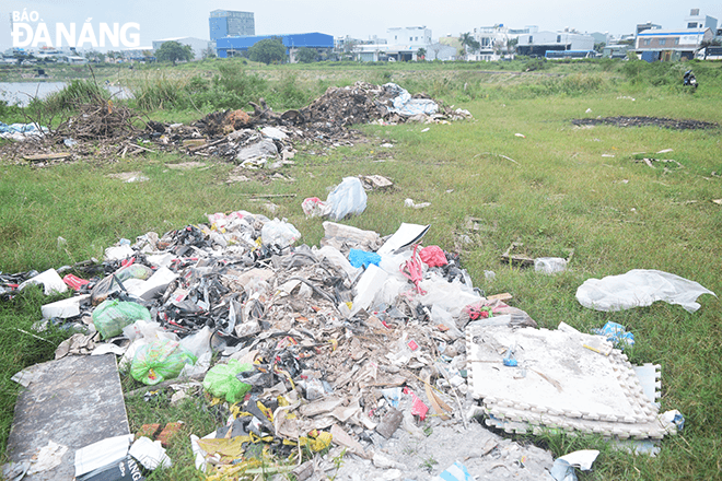 Những bãi rác được chất cao và đốt trực tiếp trên mặt cỏ ở khu đất trống đường Lê Hiến Mai.