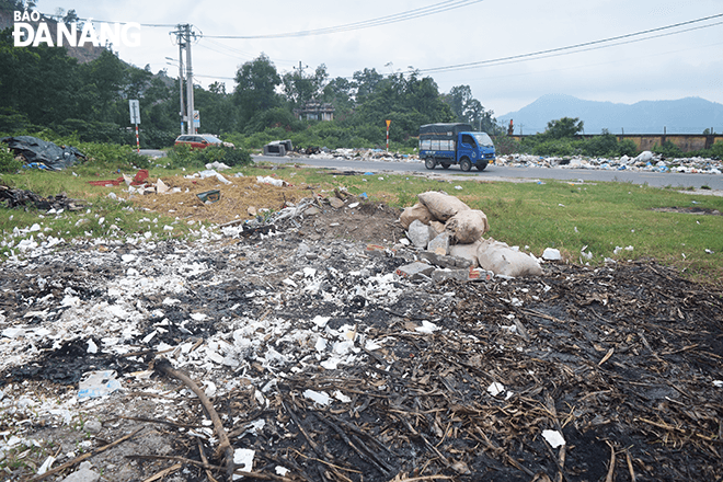Hai bên đường Nguyễn Nhược Pháp (phường Hoà Minh, quận Liên Chiểu), đoạn giao với Lê Trọng Tấn tràn ngập nhiều loại rác, chủ yếu là rác thải nhựa.