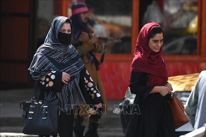  Phụ nữ Afghanistan di chuyển trên đường phố tại Kabul. Ảnh: AFP/TTXVN