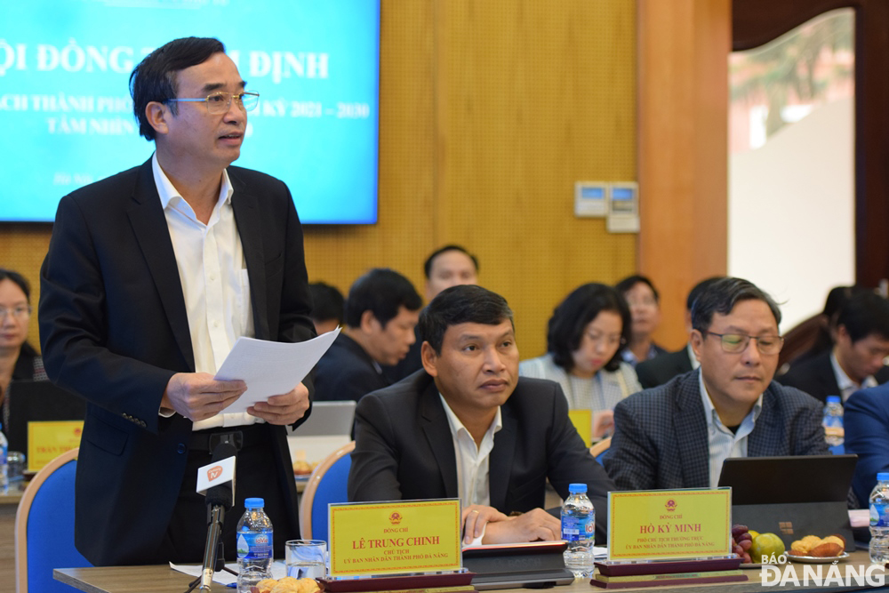 Da Nang People’s Committee Chairman Le Trung Chinh speaking at the meeting