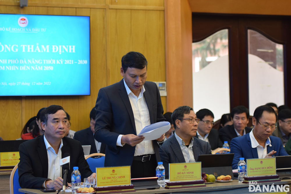 Vice Chairman of the municipal People's Committee Ho Ky Minh briefly reported the city's master plan. Photo: HOANG HIEP