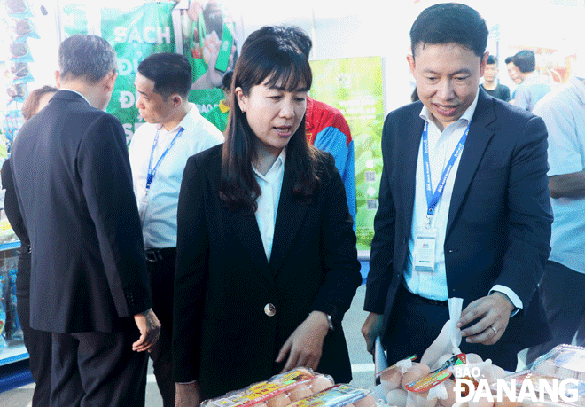 Cooperatives are boosting production to ensure the supply of goods during Tet. In the picture, Deputy Director of Department of Agriculture and Rural Development Vu Thi Bich Hau is introducing chicken eggs produced at the Hoa Bac General Service Cooperative to delegates at OCOP Trade Week in November 2022. Photo: VAN HOANG