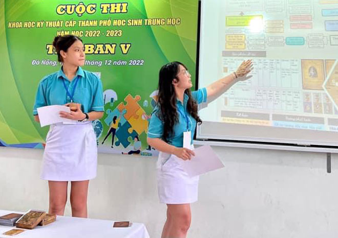 Pham Hong Yen Nhi and Pham Nguyen Ai Nhan presented the topic 