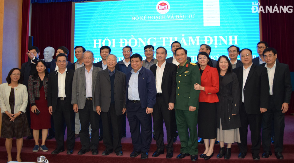 Leaders of the Ministry of Planning and Investment and Da Nang, along with representatives from ministries and branches, experts and scientists posing for a group photo at the working session on Tuesday. Photo: HOANG HIEP