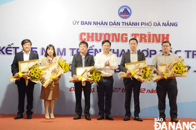 Phó Bí thư Thường trực Thành ủy Lương Nguyễn Minh Triết  trao bằng khen của UBND thành phố cho các tập thể cơ quan báo chí  Ảnh: TRỌNG HÙNG