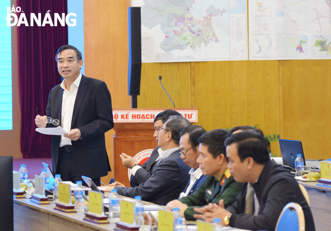 Chủ tịch UBND thành phố Lê Trung Chinh phát biểu tại phiên họp. Ảnh: HOÀNG HIỆP
