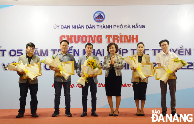 Vice Chairwoman Ngo Thi Kim Yen (3rd from the right) awarded the Certificates of Merit to 5 individuals in recognition of their outstanding achievements in implementing the media cooperation programme in the period 2017- 2022. Photo: TRONG HUNG