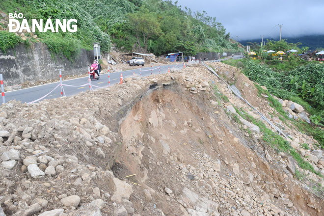 Extreme downpours caused serious landslides at the Hai Van Pass. Photo: HOANG HIEP