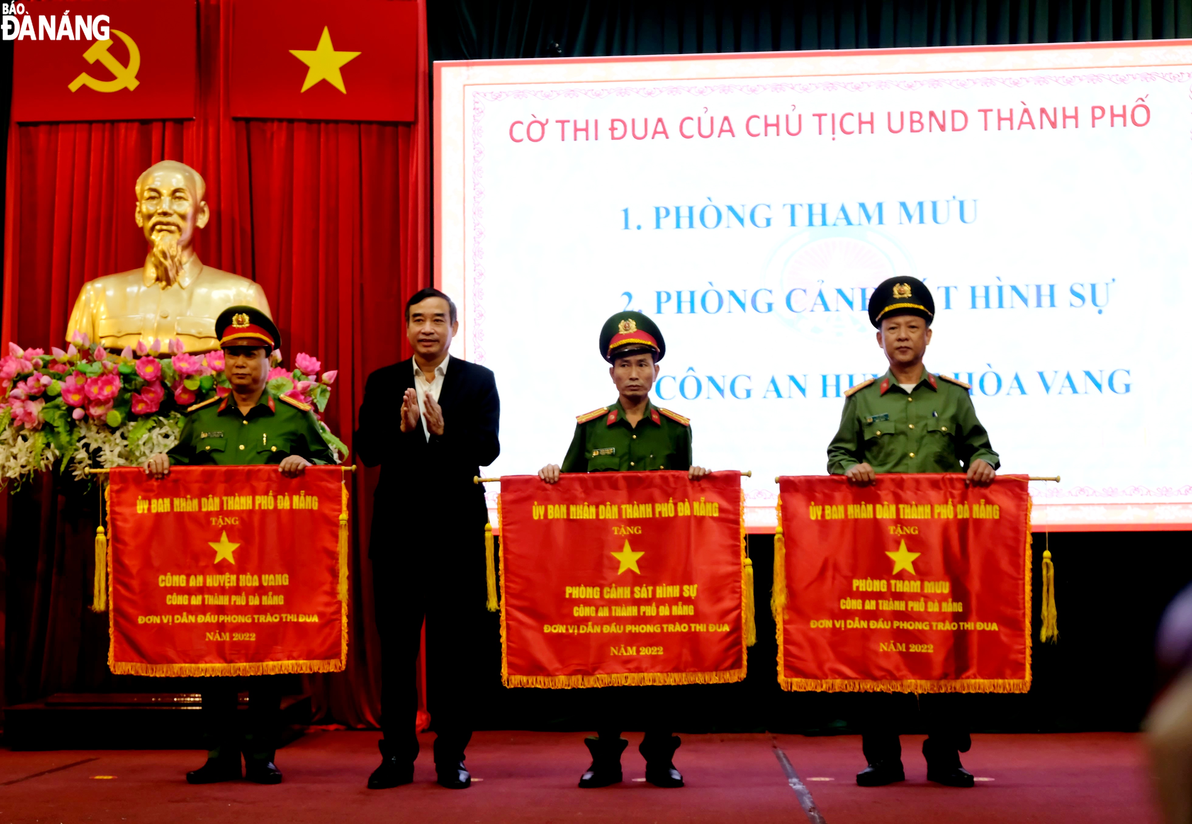 Chủ tịch UBND thành phố Lê Trung Chinh (thứ 2, trái sang) trao tặng Cơ thi đua cho các tập thể. Ảnh: LÊ HÙNG