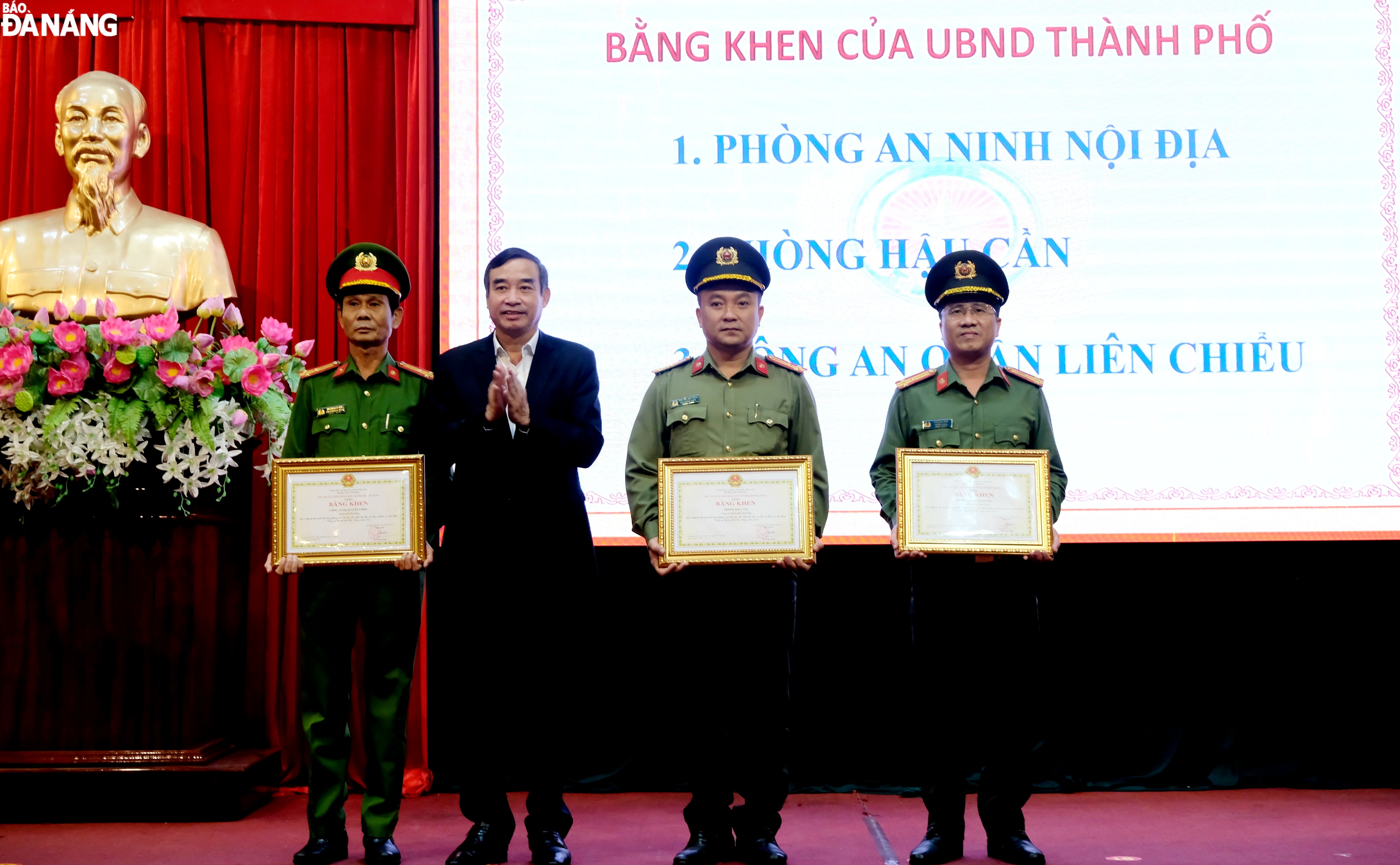 Chủ tịch UBND thành phố Lê Trung Chinh (thứ 2, trái sang) trao tặng bằng khen cho các tập thể. Ảnh: LÊ HÙNG